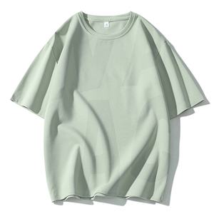 Camiseta para hombre con estampado de alfabeto urbano: estilo de fuente moderno en algodón de alta calidad, versátil para capas o usar solo todas las estaciones - Product Image 2