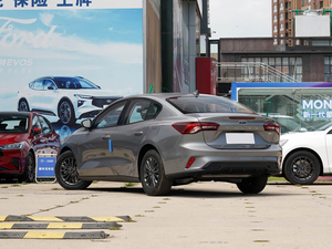 <span class=keywords><strong>Ford</strong></span> <span class=keywords><strong>Focus</strong></span> 2022 ST Line Usata, <span class=keywords><strong>Berlina</strong></span> Sportiva Compatta, Ideale per Spostamenti Urbani Quotidiani e Brevi Viaggi - Articolo di Grande Successo - Product Image 6