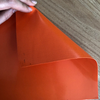 300-650gsm Vente en gros de bâches en PVC de taille et de couleur personnalisées Rouleau et feuille de tissu anti-rides imperméable avec oeillets