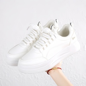 Chaussures souples blanches respirantes pour femme, nouvelle conception en maille fine, polyvalentes, décontractées, à semelle épaisse, pour étudiantes, sport et course à pied - Product Image 4