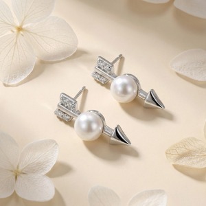 Pendientes de Plata de Ley 925 con Perlas y Diseño de Flecha YILUN, Pendientes de Plata con Baño de Rodio, Diseño Elegante para Mujer - Product Image 2
