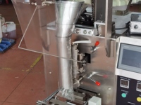 Machine d'emballage automatique de scellage de sachets liquides de shampooing de lotion au miel de crème de fruit de gel d'énergie de gelée de forme irrégulière