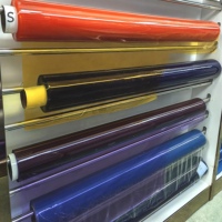 Rouleau de film PVC super transparent coloré, feuille de PVC flexible hautement transparente pour l'emballage
