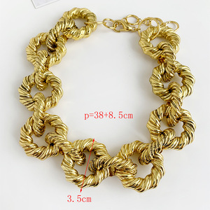 2023 nuovi più venduti collana in <span class=keywords><strong>oro</strong></span> antico con catena geometrica esagerata in lega di zinco collana girocolli da donna rotonda vintage all'ingrosso - Product Image 6
