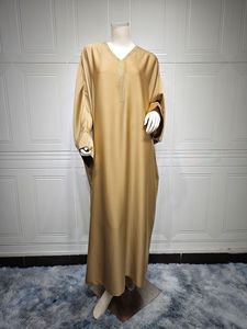 Abaya de Dubaï en Gros, Vêtement Islamique Turc Pudique, Élégante Robe Musulmane pour Femme en Soie Brillante avec Manches Chauve-souris et Diamants - Product Image 6