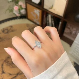 Anelli di Fidanzamento Minimalisti con Diamanti Coltivati in Laboratorio, Taglio Marquise Brillante, in Oro Bianco 18K per Donne - Product Image 4