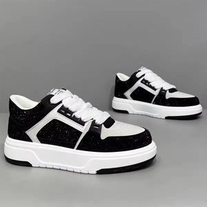 Chaussures décontractées pour hommes, style coréen, légères et respirantes, avec strass, semelle extérieure en caoutchouc, bout fermé - Product Image 1