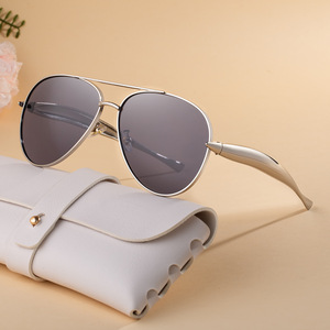 แว่นกันแดดโลหะรูปกบผู้หญิง UV400 เลนส์พีซีคลาส 2 แว่นกันแดดกรอบทองสไตล์สตรีทดีไซน์อินเทรนด์ - Product Image 3