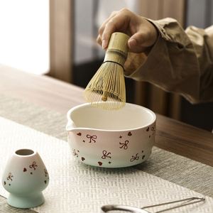 Juego de tazas de matcha Floral Bud para el lanzamiento de la nueva colección transfronteriza para amantes del matcha, que incluye tetera de cerámica Floral Bud, plato de bambú y caja de regalo con paño de limpieza. - Product Image 4