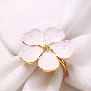 Portatovaglioli in Metallo di Alta Qualità Stile Smaltato <span class=keywords><strong>Fiore</strong></span> Bianco e Oro per Decorazione Tavola da Matrimonio - Product Image 2