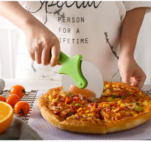 Bandeja <span class=keywords><strong>De</strong></span> Corte <span class=keywords><strong>Pizza</strong></span> Cortadora Corcho Hecho En Usa Cutter Cortador Lujo Rockera Italiana Forjado Tela Grabado Cuchillo Curvado - Product Image 1