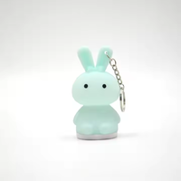 Porte-clés en silicone avec veilleuse cadeau promotionnel lapin porte-clés en silicone porte-clés en gros personnalisé