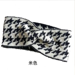 Nouveau masque facial sportif confortable à motif pied-de-poule avec bandeau large assorti et accessoires pour cheveux - Product Image 6