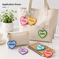Porte-clés en tissu brodé personnalisé en forme de cœur, breloque pour sac fourre-tout, vente en gros, MOQ 50 pièces