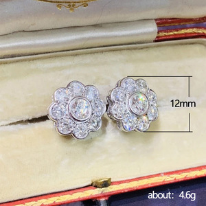 Eleganti Orecchini a Perno con Fiore per Donne, con Accenti in Cristallo, Stile Classico, Accessori Moda Quotidiana - Product Image 5