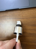 Pompe à crème 24/410 0,4 cc recouverte d'aluminium argenté brillant pour les soins quotidiens et la personnalisation des sérums et lotions acceptée en fonction de la couleur