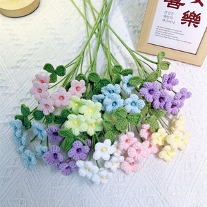Bouquet di Margherite Ecologico Fatto a Mano all'Uncinetto, Set Finito con Cinque Fiori e Due Foglie, Fiore Eterno - Product Image 5