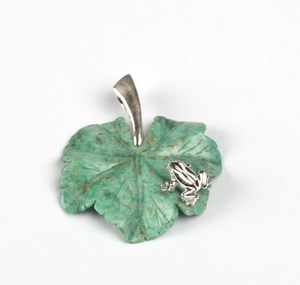 Colgante de Rana con Hoja de Fuchsite Verde Hecho a Mano - Product Image 2
