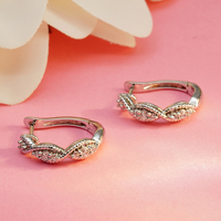Pendientes de aro ovalados de oro de 18K con diamantes de laboratorio engastados en pavé, pequeños, tipo huggie, con clip, para uso diario, joyería de lujo.
