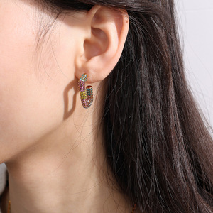 ต่างหูรูปตัว C ชุบทอง 18K เพชรสังเคราะห์ สำหรับผู้หญิง สวมใส่ได้ทุกวัน ดีไซน์ไม่สมมาตร - Product Image 4