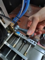 Machine de découpe de ruban automatique à grande vitesse pneumatique pour la coupe à chaud multi-angles pour les textiles en plastique d'acier de vêtements médicaux