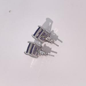 Pendientes de Botón Sencillos para Mujer con Zirconia Morada y Oro Blanco Chapado en Latón con Engaste de Cuatro Puntas de Tianyu Gems - Product Image 1