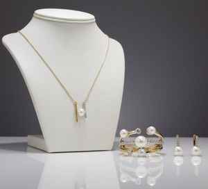 Pendientes colgantes Vogue de oro de 18 quilates con perlas y diamantes. Pendientes sofisticados con perlas redondas luminosas y diamantes blancos brillantes. - Product Image 2