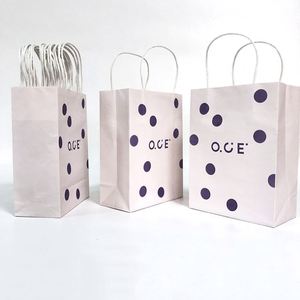 Bolsas de Papel Kraft Reciclado para Empacar Ropa, Zapatos y Calcetines con Asas de Parche y Logotipo Personalizado - Product Image 1