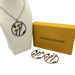 Juego de Joyería de Acero Inoxidable Chapado en Oro Vintage Unisex al por Mayor, Collar y Aretes - Product Image 1