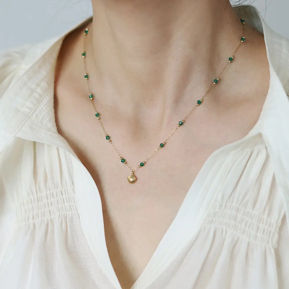 Gioielli di moda 18K placcato oro titanio acciaio fatto a mano catena verde perline piccola conchiglia ciondolo collana
