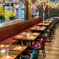 Ensemble table et chaises de restaurant en cuir rembourré, design intérieur commercial sur mesure de luxe rétro J2S pour hôtel
