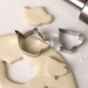 Set di 2 Stampini per Biscotti a Forma di Teiera e Tazza in Acciaio Inox, Stampi per Biscotti, Utensili per Pasticceria e Decorazione Torte per Tea Party - Product Image 1