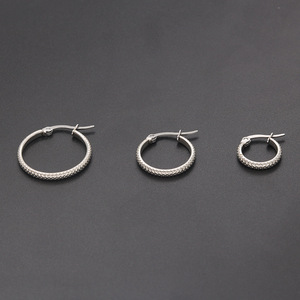 Boucles d'oreilles créoles texturées en acier inoxydable noir plaqué or PVD 18 carats |   Créoles classiques à clipser unisexes, vente en gros de bijoux - Product Image 4