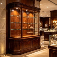 Vitrine de présentation de bijoux en bois sculpté de style européen, comptoir d'îlot incurvé pour les bijouteries haut de gamme en or et en jade