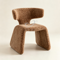 Fauteuil Teddy sans accoudoirs, sculptural et moderne, entièrement enveloppé de tissu bouclé, avec structure intégrée monobloc, idéal pour café, hôtel, hall d'entrée ou salle à manger.