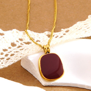 TZ134 Set <span class=keywords><strong>di</strong></span> Gioielli Vintage Placcato <span class=keywords><strong>Oro</strong></span> 18K con Smalto Bordeaux Irregolare - Collana con Ciondolo e Orecchini a Perno in Acciaio Inossidabile per <span class=keywords><strong>Donna</strong></span> - Product Image 3