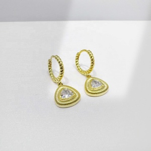 Boucles d'oreilles créoles simples en argent sterling 925 plaqué or 14 carats, avec zircon et pierre, style coréen, motif nœud, élégantes, tendance, pour femme, idéales pour l'été. - Product Image 1