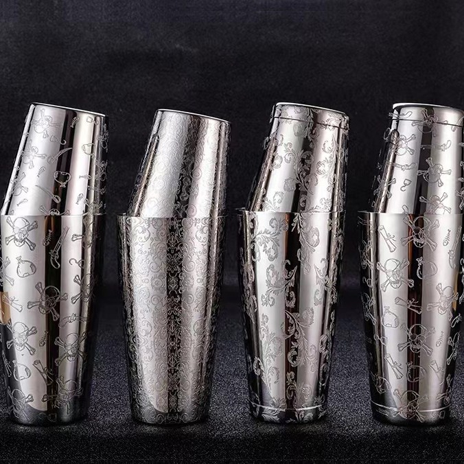 Crânes gravés en argent avec fond