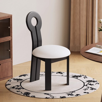 Chaise de salle à manger en bois massif, dossier ajouré créatif, style rétro français minimaliste, rembourrée en mousse haute densité, pour hôtel, maison, bureau