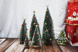 Mini arbre artificiel, petit sapin de Noël en brosse à bouteille avec boules colorées, guirlande de Noël miniature de bureau - Product Image 5