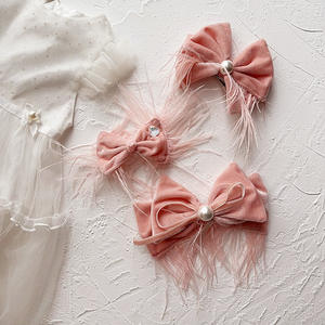 Accessoires d'hiver <span class=keywords><strong>Barrette</strong></span> à <span class=keywords><strong>cheveux</strong></span> en velours de couleur rose avec plumes Belle pince à <span class=keywords><strong>cheveux</strong></span> en velours Chouchous pour femmes - Product Image 2