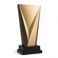 Trophée en aluminium avec deux tiges argentées torsadées sous un losange doré, imprimé UV, écologique, pour récompenses