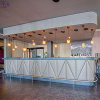 Comptoir de bar moderne multifonctionnel en Corian et marbre sur mesure avec éclairage LED rose pour clubs, restaurants et hôtels
