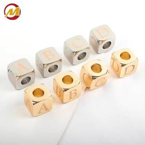 Breloques en forme de cube A-Z, perles en métal personnalisées avec lettres, adaptées aux bracelets, sacs à main et accessoires de colliers. - Product Image 3