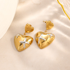 Pendientes de botón en forma de corazón chapados en oro con detalle de cruz plateada para regalo del Día de San Valentín - Product Image 3