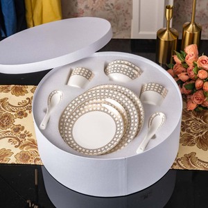 Elegante Juego de Vajilla de Porcelana con Diseño Geométrico Dorado Vintage y Estampado de Animales de la Selva en Gris - Product Image 3