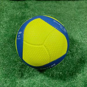 Pelota <span class=keywords><strong>de</strong></span> <span class=keywords><strong>voleibol</strong></span> laminada <span class=keywords><strong>de</strong></span> primera calidad, pelota <span class=keywords><strong>de</strong></span> <span class=keywords><strong>voleibol</strong></span> súper suave V200 - Product Image 5