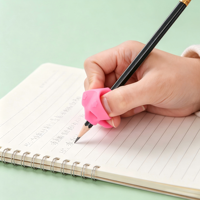 Aide à l'écriture en silicone pour enfants, prise ergonomique en plastique souple, outil de correction des doigts, stylo de correction confortable, clip d'écriture