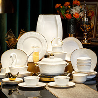 Nouvel ensemble complet de vaisselle de luxe léger en gros, bols et assiettes, assiettes en céramique à bord doré pour la maison, haute esthétique