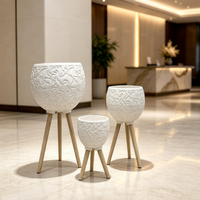 Pot Bunga Keramik Dengan Kaki Kayu Minimalis Ukiran Tangan Set 3 Pot Tanaman Indoor untuk rumah hotel